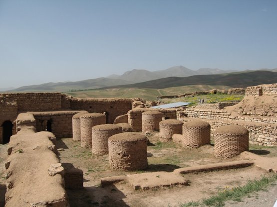 Руины  города Шиз, столицы Мидии-Атропатены. Он также  известен  как Газак. Здесь  находился главный храм огня Манны и Мидии, в который приходили на паломничество цари Ахемениды. 