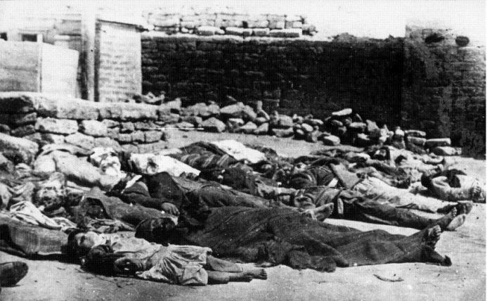 Тела убитых азербайджанцев в одном из дворов