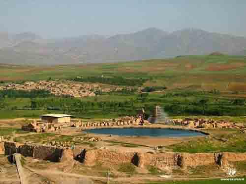 Руины  города Шиз, столицы Мидии-Атропатены. Он также  известен  как Газак. Здесь  находился главный храм огня Манны и Мидии, в который приходили на паломничество цари Ахемениды. 